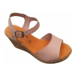 Sandalias de cuña en color rosa claro, con diseño de tiras y hebilla ajustable. Suela de material cómodo y antideslizante, ideal para ocasiones casuales y eventos formales.