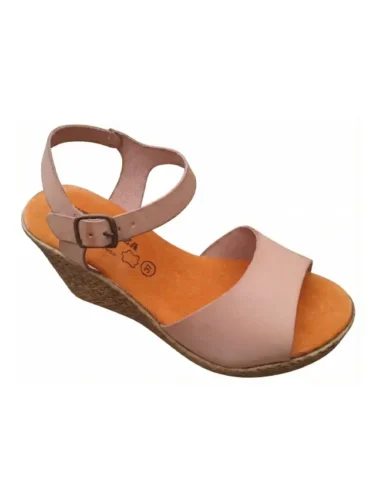 Sandalias de cuña en color rosa claro, con diseño de tiras y hebilla ajustable. Suela de material cómodo y antideslizante, ideal para ocasiones casuales y eventos formales.