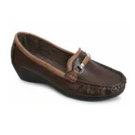 Zapato de mujer tipo mocasín en color marrón con detalles en beige y tacón bajo, ideal para uso diario y comodidad.