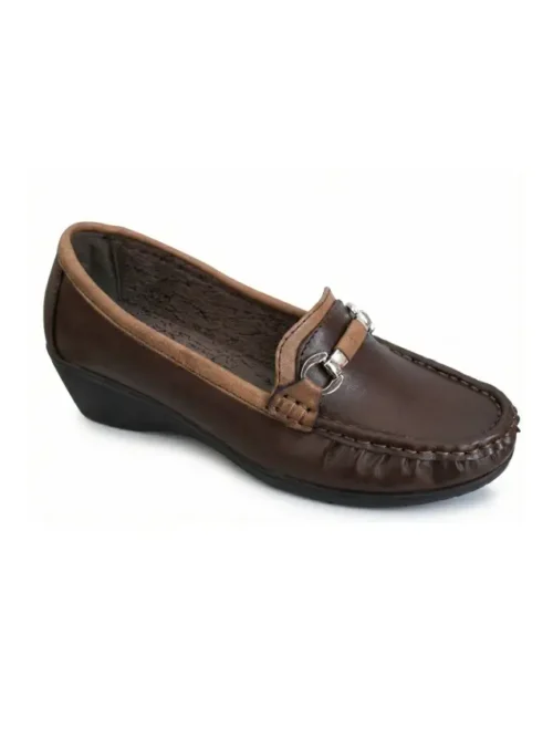 Zapato de mujer tipo mocasín en color marrón con detalles en beige y tacón bajo, ideal para uso diario y comodidad.