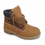 Botas de mujer estilo urbano en color marrón con diseño de estampado de leopardo en la parte superior, ideales para el uso diario y actividades al aire libre.